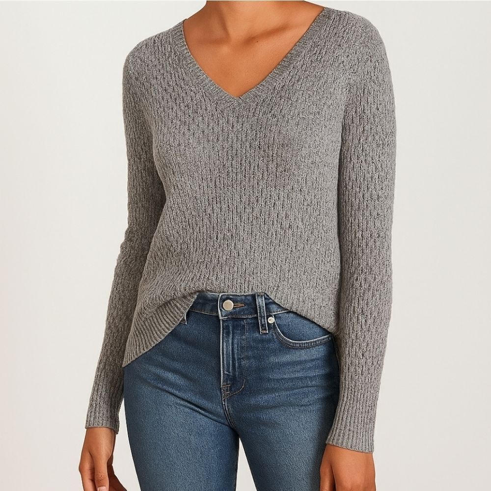 American Eagle Gray V Neck Long Sleeve Sweater Size XS